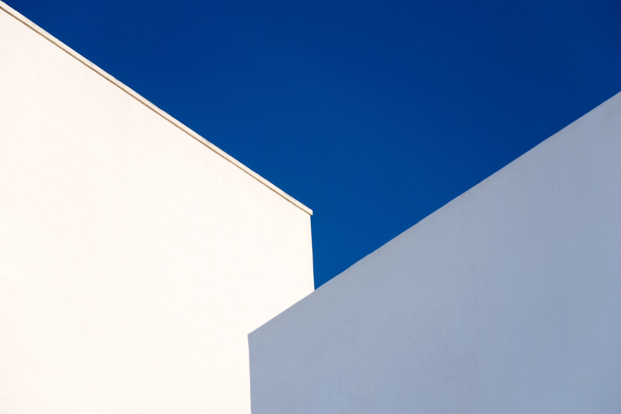 1689216868 whitebuilding 11DBa4